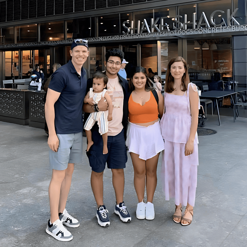 Isabella con su prometido y su hijo con sus padres adoptivos. 